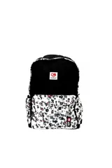 Mochila Ecko modelo EK114 en color negro con bolsillo frontal estampado con diseño animal print en tonos blancos, grises, negros y detalles en rojo. Cuenta con el logotipo de la marca en la parte superior del frente y un llavero colgante.
