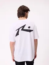 Remera blanca de manga corta con gran estampado negro del logo de Rusty en la espalda y corte holgado.