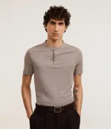 Remera Marfinno de corte slim para hombre, color gris topo, confeccionada en mezcla de viscosa, con cuello padre, cierre frontal parcial de botones y manga corta.