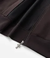 Buzo canguro marrón oscuro con capucha, cierre frontal completo y bolsillos, confeccionado en mezcla de algodón y poliéster con interior de felpa. Presenta una estampa en la espalda y mangas con diseño de huesos en tono beige claro con efecto desgastado.