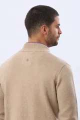 Buzo tejido de lana con cuello alto y medio cierre metálico frontal. Presenta puños y ruedo acanalados, con logo bordado en el pecho.