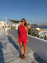 Short fucsia de talle alto con diseño fruncido y estampado a cuadros sutiles.