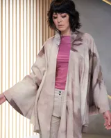 Capa de lana merino afieltrada, color beige con teñido artesanal en tonos marrones. Diseño asimétrico.