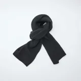 Bufanda de tejido de punto suave en color negro, con diseño liso y terminaciones acanaladas.