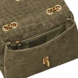Cartera tipo bandolera Marc Jacobs, confeccionada en cuero gamuza con textura efecto cocodrilo. Presenta un diseño rectangular con solapa frontal, cierre metálico dorado y correa de cadena dorada ajustable.