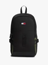 Mochila outdoor Tommy Jeans color negro, con compartimento principal, asa superior, correas ajustables y detalles de malla verde visible en los laterales. Incluye el parche con el logo de la marca bordado en el frente.
