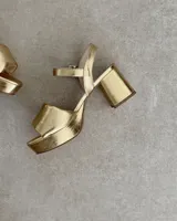 Sandalias doradas de cuero vacuno con plataforma y taco bloque de 7 cm.