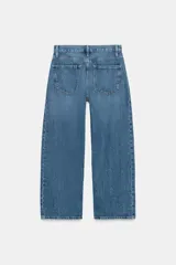 Jeans de tiro medio con corte relajado y largo al tobillo. Presenta diseño de cinco bolsillos, trabillas en la cintura y cierre frontal con cremallera y botón metálico.