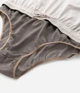 Bermuda boardshort de microfibra color azul marino, con cintura elástica, cordón ajustable y bolsillos.