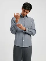 Camisa de corte slim con estampado a cuadros pequeños, cuello abotonado y mangas largas.