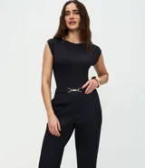 Pantalón de vestir negro de corte recto y ajuste entallado. Presenta una cintura estructurada con un adorno metálico decorativo en el centro y bolsillos laterales. Confeccionado en una mezcla de poliéster, viscosa y elastano.