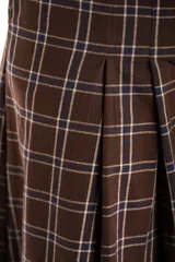 Pantalón de corte wide leg con diseño de cuadros, confeccionado en algodón. Presenta tiro medio, pinzas frontales y bolsillos laterales.