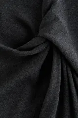 Musculosa de punto suave color gris oscuro, con escote redondo y detalle de nudo girado en el frente.