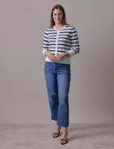 Cardigan tejido en hilado fino, marca Cable & Gauge, con rayas horizontales negras y blancas. Tiene abertura central con botones y cuello redondo.