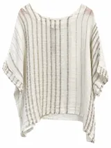 Blusa holgada de diseño amplio y mangas cortas, con estampado de rayas verticales en tonos beige y blanco.
