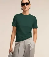 Blusa básica de tejido rib acanalado, con cuello redondo ajustado y mangas cortas. Presenta un diseño minimalista y entallado.