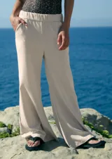 Pantalón oxford color nude de lino y rayón, con cintura elastizada, tiro alto y bolsillos laterales.