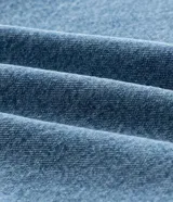 Pantalón de jean con corte recto, tiro medio y diseño de cinco bolsillos. Confeccionado en denim de algodón con un toque de elastano, presenta un lavado clásico y cierre frontal con botón y cremallera.