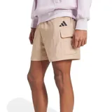 Bermuda color beige con bolsillos tipo cargo y logo de Adidas estampado en negro en el muslo.