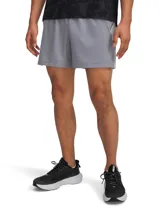 Short de running gris con calza interior de malla, cintura elástica con cordón de ajuste y detalles reflectantes.