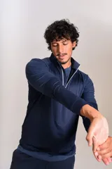 Buzo deportivo de cuello alto con cierre frontal parcial, manga larga y diseño entallado en tejido técnico de secado rápido.