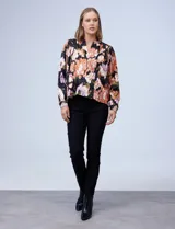 Blusa de satén estampado con cuello a la base y escote en V, marca Zac & Rachel.