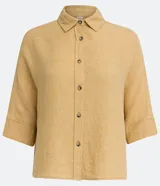 Camisa de viscosa color mostaza, de manga corta, con cuello camisero y cierre frontal con botones.
