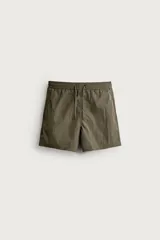 Short de baño de color azul marino, confeccionado en tejido técnico, con cintura elástica ajustable mediante cordón, bolsillos laterales y detalle de bolsillo trasero.