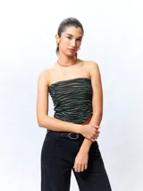 Top strapless con estampado animal print, confeccionado en tela semi transparente y con cierre en la espalda.