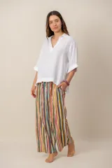 Pantalón ancho estampado a cuadros multicolor, con cintura elástica y cordón ajustable. Cuenta con bolsillos laterales.