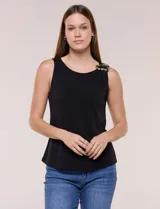 Musculosa de seda fría color negro, de corte suelto y escote a la base, con un aplique metálico decorativo dorado en el hombro izquierdo.