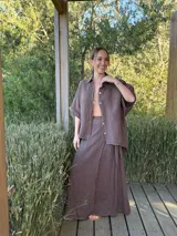 Camisa verde militar de lino italiana con botones de nácar, corte holgado, cuello camisero y mangas cortas con dobladillo.