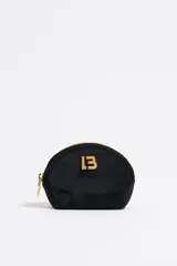 Monedero negro de nylon con cierre de cremallera dorada y logo LB dorado en el frente.