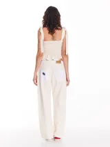 Pantalón de jean color crudo, de tiro bajo, corte holgado y cintura ajustable con cordón.