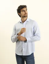 Camisa celeste de manga larga, cuello italiano y corte clásico. Confeccionada en algodón premium.