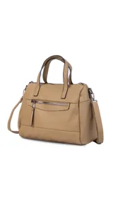 Cartera de mano y hombro color beige, de material símil cuero, con forma estructurada y redondeada. Posee dos asas cortas superiores y una correa larga ajustable y desmontable. Cuenta con un bolsillo exterior con cierre en la parte frontal.