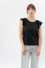 Musculosa rosa de corte clásico con cuello redondo y volados en los hombros.