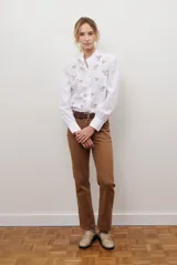 Pantalón de corte recto color caramelo, con bolsillos laterales y cierre frontal.