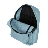 Mochila negra de estilo clásico con compartimento principal amplio, bolsillo frontal con cierre y bolsillos laterales. Incluye división interna para notebook.