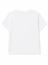 Remera color off-white con cuello redondo y manga corta, de corte clásico. Cuenta con un diseño gráfico central que incluye un cuadrado rojo, la palabra "Cherry" en tipografía cursiva roja, un dibujo de cerezas atadas con un lazo celeste y la frase "Ma chérie" en la parte inferior.
