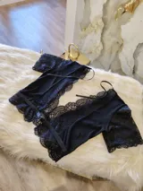 Top negro de lycra con mangas cortas de encaje, escote en V con borde de encaje y espalda de microtul con detalles de encaje.