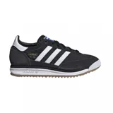 Championes adidas modelo SL 72 RS, de diseño retro con base negra, detalles en blanco en las icónicas tres tiras y el talón, y suela de goma dentada.