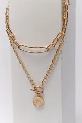 Collar dorado de doble cadena, una de eslabones grandes y otra de eslabones pequeños, con dije de moneda redonda con la palabra 'Love'.