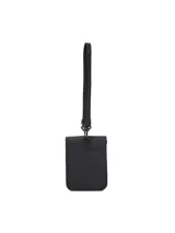 Bolso bandolera pequeño de color negro con diseño utilitario, cuenta con solapa frontal con cierre de hebilla, logo de la marca y correa ajustable para el hombro.