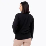 Buzo polar de mujer con cuello alto y cierre frontal parcial con botones a presión. Presenta un diseño de manga larga con puños elásticos y un parche con logo en el pecho.