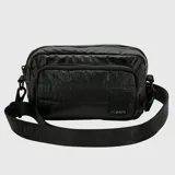Cartera tipo bandolera de tamaño pequeño, color negro con acabado brillante. Cuenta con tres compartimentos con cierre, correa ajustable con logo de la marca y detalle de parche frontal con el nombre de la marca.