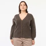 Cárdigan marrón de punto de canalé con cuello en V y cierre frontal con botones.