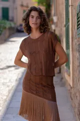 Falda marrón tejida en lurex con largos flecos, calce al cuerpo y forro al tono.