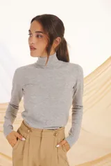 Polera negra de cuello alto y manga larga.