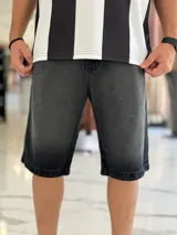 Bermuda baggy de jean color gris oscuro con efecto desteñido, de corte oversize.